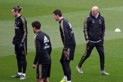 Zidane observa a Bale ante Courtois y Varane.