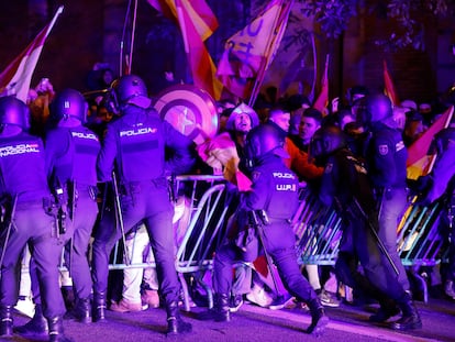 Agentes de la Policía Nacional intervienen durante la concentración de este lunes frente a la sede del PSOE en la calle Ferraz, en Madrid, contra los pactos de investidura del presidente en funciones, Pedro Sánchez.