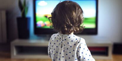 Una niña ve la televisión.