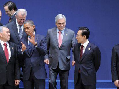 Varios l&iacute;deres presentes en la cumbre, antes de la foto de grupo.