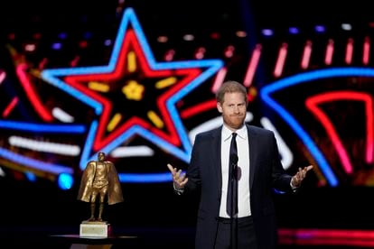 El príncipe Enrique presenta el Premio Walter Payton al Jugador del Año durante la entrega de premios de la NFL, el 8 de febrero de 2024 en Las Vegas (Nevada).