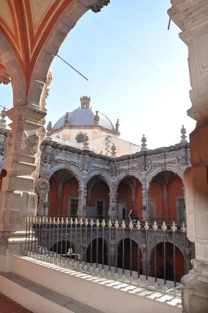 Antiguo claustro barroco de San Agustín en Santiago de Querétaro, México.