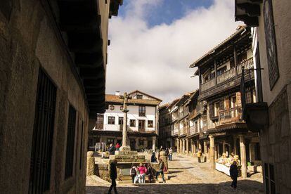 En la Sierra de Francia (Salamanca) se sitúa La Alberca, el primer municipio español declarado conjunto histórico-artístico en el año 1940.