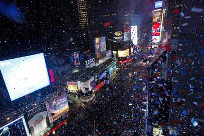 Una abarrotada plaza de Times Square ha celebrado la entrada en el 2011 como marca su tradición: con una lluvia de confeti caída desde lo alto de los rascacielos.