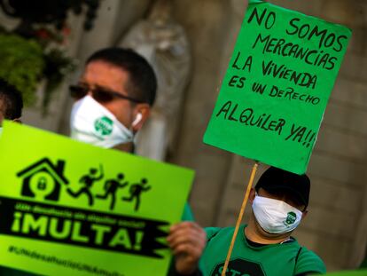 Protesta de la PAH solicitando que se obligue a los grandes propietarios a ofrecer alquileres sociales, esta semana en Barcelona.