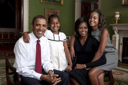 Barack Obama junto a su esposa, Michelle Obama, y sus hijas, Malia y Sasha, en un retrato familiar en la Sala Verde de la Casa Blanca en Washington DC, el 1 de septiembre de 2009. La fotografía es el primer retrato oficial de la familia Obama y fue realizado por la reconocida fotógrafa Annie Leibowitz.