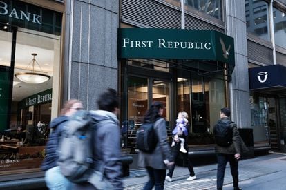 Transeúntes pasan junto a una sede de First Republic Bank, en Nueva York.
