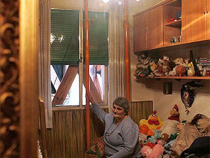 Charo Miguel, en una habitación de su casa, apuntalada a causa de las grietas.