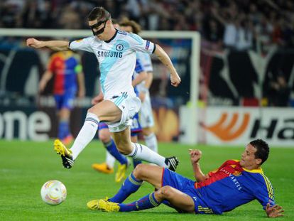 Fernando Torres supera a Degen.