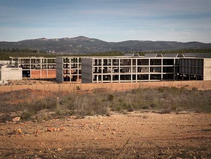 Las estructuras de hormigón de lo que iba a ser la cárcel Levante II en Siete Aguas se han mantenido inalterables desde 2012, en una imagen captada hace tres años.