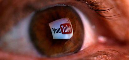 Reflejo del logotipo de YouTube en un ojo humano.