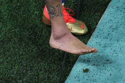 El tobillo de Neymar, tras abandonar el césped este jueves en el partido ante Serbia en el estadio Lusail, en Qatar.