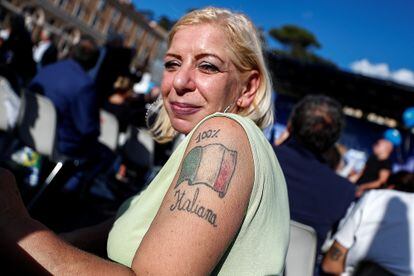 Una asistente al mitin muestra su tatuaje con el lema: "100 % italiana", este jueves en Roma. 