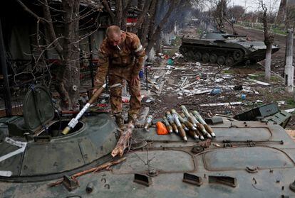 Un miembro del servicio de las tropas prorrusas carga granadas en un vehículo de combate de infantería durante los combates en el conflicto entre Ucrania y Rusia en la ciudad de Mariupol, Ucrania.