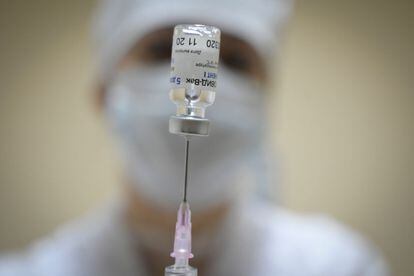 Una enfermera prepara una inyección de Sputnik V en una clínica de Moscú.