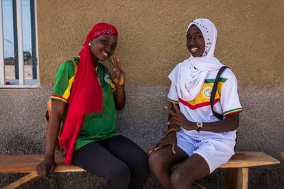 Gnaly Gomis y Moussou Mansaly, jugadoras que estudian en el instituto de secundaria de Bambali, financiado por el jugador senegalés Sadio Mané