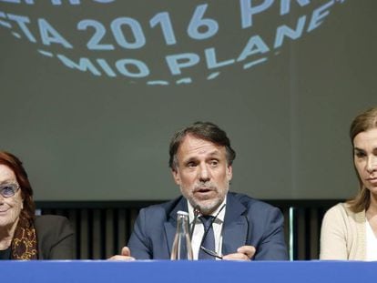 Josep Creuheras, entre Rosa Regàs (esquerra) i Carmen Posadas, membres del jurat del premi Planeta.