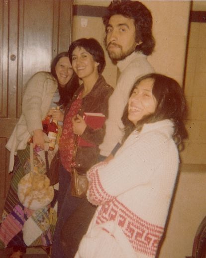 Guadalupe Ochoa en primer plano, en 1977. Detrás, los poetas infrarrealistas Pedro Damián, Mara Larrosa y Geles Lebrija.