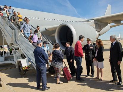 El ministro de Exteriores, José Manuel Albares, saluda a los españoles evacuados de Sudán a su llegada a la base de Torrejón de Ardoz (Madrid).