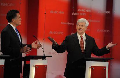 Los candidatos republicanos Mitt Romney (Izda.) y Newt Gingrich, durante el debate de anoche en Tampa, Florida.