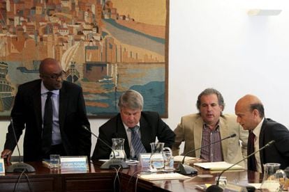 Los miembros de la troika llegan a Lisboa: el del FMI, Abebe Selassie; el del Banco Central Europeo, Rasmus Ruffer; un traductor, y Juergen Kroeger, de la Comisi&oacute;n Europea.