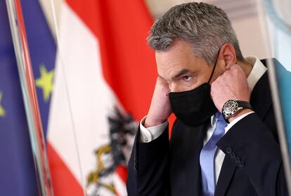 El canciller austriaco, Karl Nehammer, este domingo durante la rueda de prensa sobre la vacunación obligatoria.