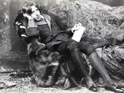El escritor irlandés Oscar Wilde, el ejemplo perfecto de dandi, en un retrato del fotógrafo Napoleon Sarony. A juzgar por su actitud, en el mejor momento de su carrera, cuando creía que el sentido de la vida era la belleza y no el dolor.
