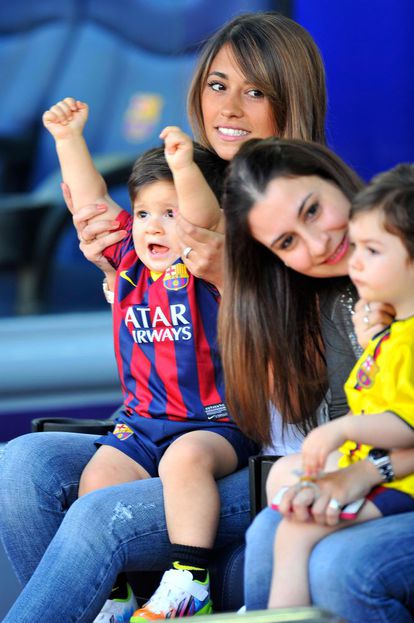 La mujer y el hijo de Messi antes del partido.
