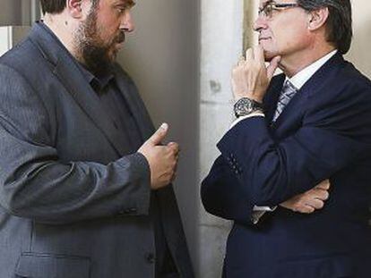 Oriol Junqueras y Artur Mas conversan en el 'parlament'.