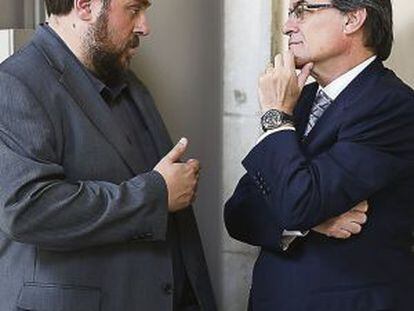 Oriol Junqueras y Artur Mas conversan en el &#039;parlament&#039;.