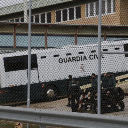 Tras su paso por la cárcel de Alcalá-Meco sobre las cuatro de la tarde, donde han ingresado Dolors Bassa y Carme Forcadell, el furgón de la Guardia Civil ha llegado a Soto del Real.