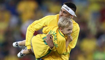 Neymar, junto a su hijo, en el Maracaná.