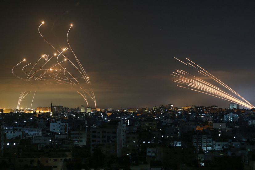 Cohetes disparados este viernes hacia Israel desde Beit Lahia, en el norte de la Franja de Gaza, y las contramedidas israelíes.