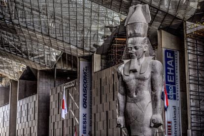 El coloso del faraón Ramsés II, en su actual ubicación en el Gran Museo Egipcio en Guiza (El Cairo). 