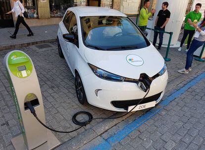 Punto de recarga para vehículos eléctricos instalado por Iberdrola.
