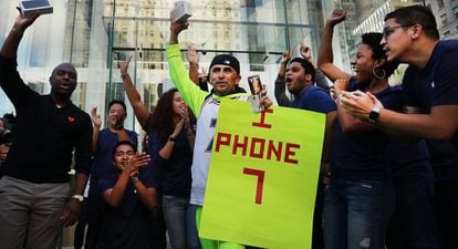 Uno de los primeros compradores del iPhone 7 en la tienda de Apple en Manhattan.