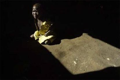 Un niño hambriento llora en un hospital de Kuito, a unos 500 kilómetros al sureste de Luanda (Angola). La imagen es de junio de 2002.