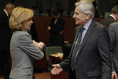 Salgado conversa con Trichet en un descanso de la reunión del Ecofín, ayer en Bruselas.