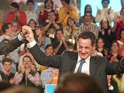 Sarkozy, aclamado en la convención del PP celebrada en 2006, entre sus amigos políticos españoles: Mariano Rajoy y, sobre todo, José María Aznar.