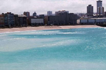 Manchas blancas en el mar, ayer, en las playas urbanas de A Coruña que están siendo rellenadas con caolín.