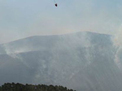 Un helicóptero, participa en la extinción del fuego de Almería.