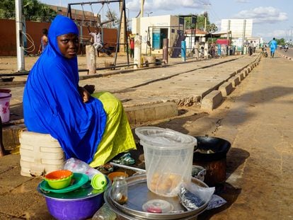 Vendedora en una calle de Niamey, la capital de Níger, este 2 de agosto.