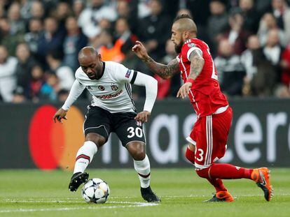 Vagner Love, ante Arturo Vidal.