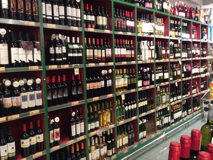 Estantería de vinos en un supermercado.