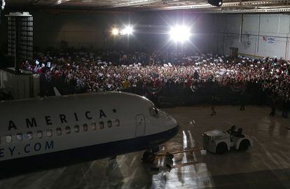 El avi&oacute;n de campa&ntilde;a de Romney, al llegar a su mitin en Columbus, Ohio.