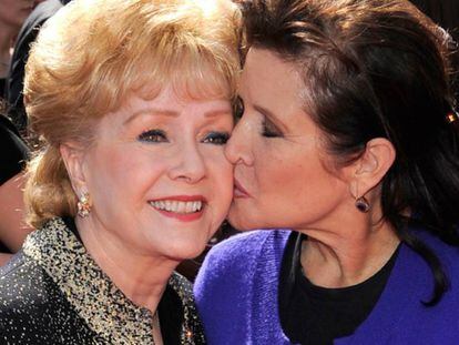 Carrie Fisher y su madre Debbie Reynolds, en 2011.