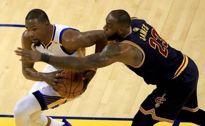 Kevin Durant trata de zafarse de LeBron James.