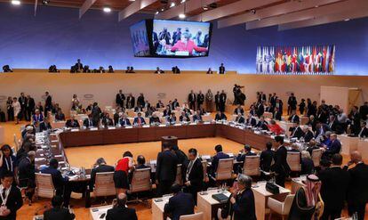 Angela Merkel habla en el arranque de la primera sesi&oacute;n de la cumbre del G20 este viernes en Hamburgo, Alemania. 