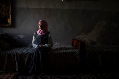 Dalia, de 17 años, posa en su casa, en la ciudad de Mosul. A causa de un estallido en el bazar, sufrió heridas en su columna vertebral. Su padre murió en la explosión. 