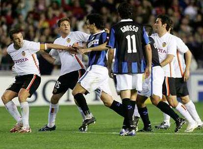 Joaquín intenta evitar que Burdisso golpee a Marchena en la tangana del final del partido.